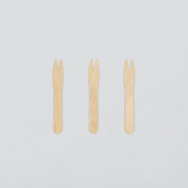 Drei Pommesgabeln aus Holz, 85 mm, nebeneinander auf hellem Grund